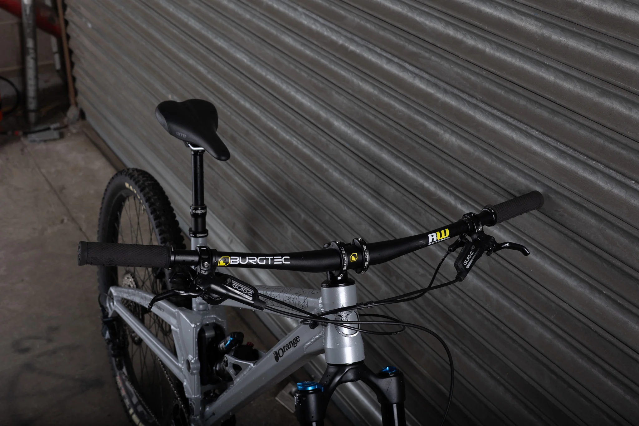 Ex-Demo 2025 Stage 7 Pro, Large, Silver Shadow - Image 5