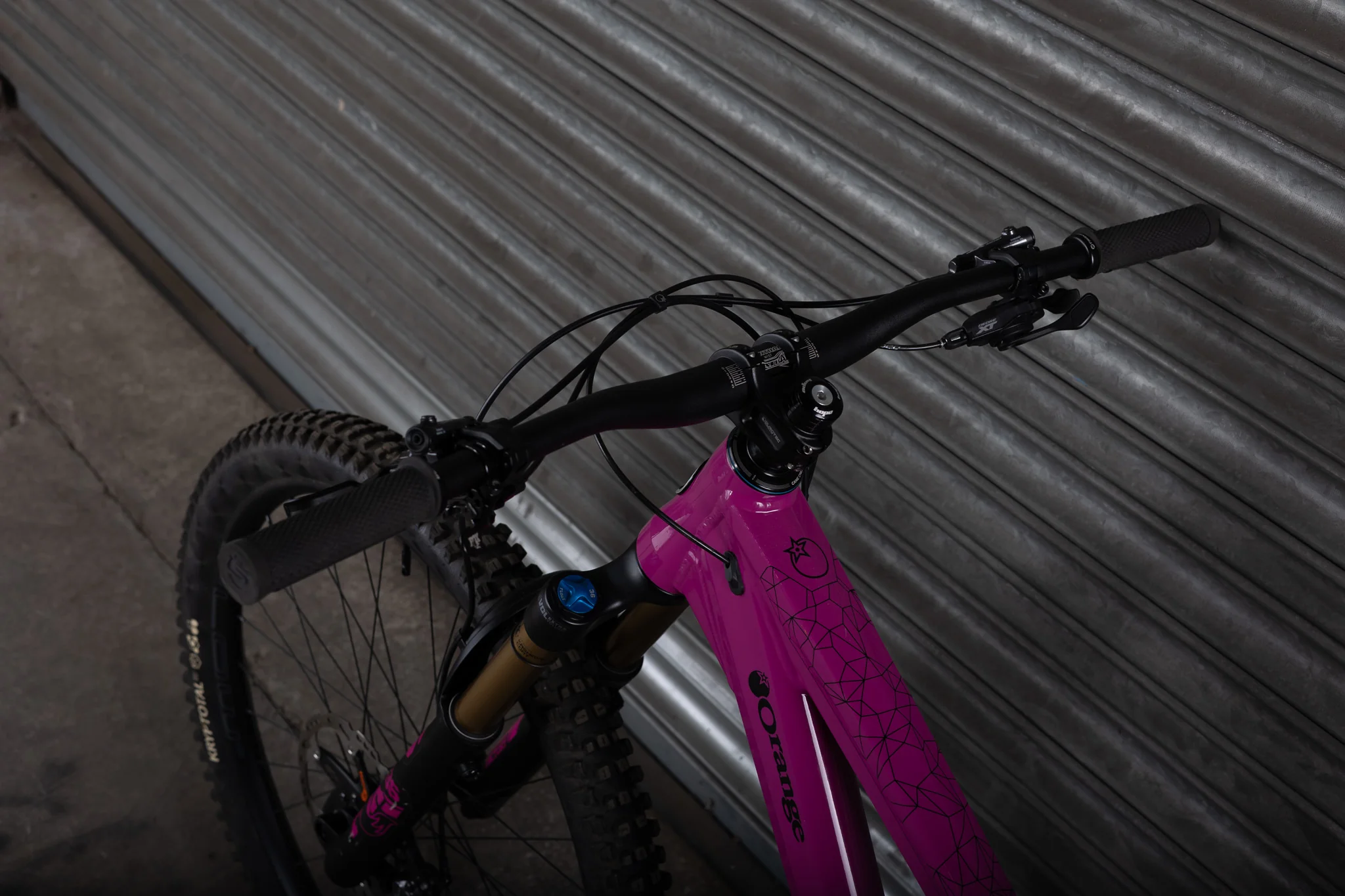 Ex-Demo 2025 Switch Hardtail Factory, Large, Fuchsia - Image 12