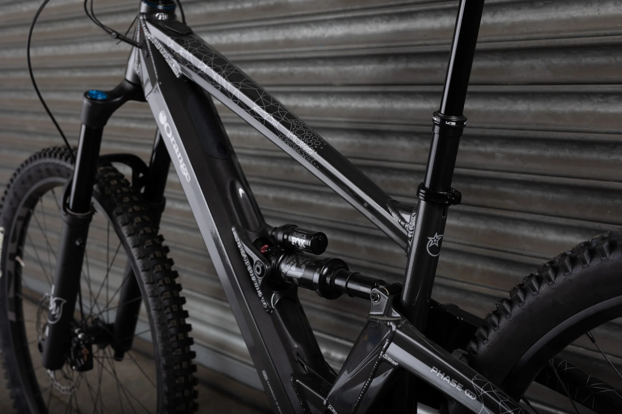 BRAND NEW! Phase Evo 29 Pro, Medium, Charcoal Grey - Image 13